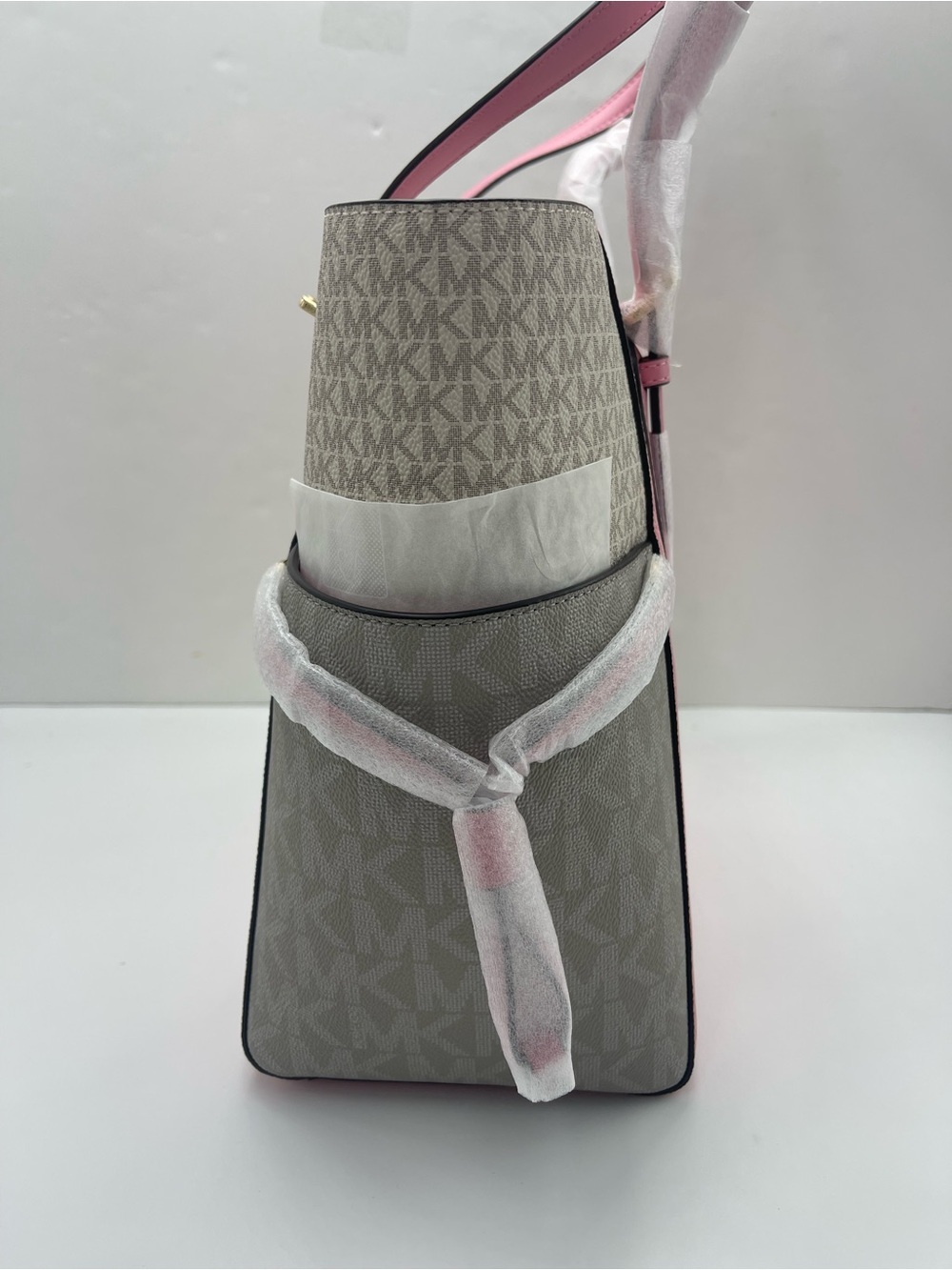 MICHAEL KORS Voyager Lg Color-Block Signature Logo Top Zip EW Shoulder Tote
NWT - Picture 5 of 16